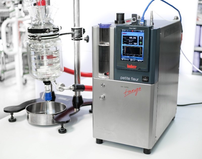 紧凑的过程恒温器，用于实验室应用的有效温度控制