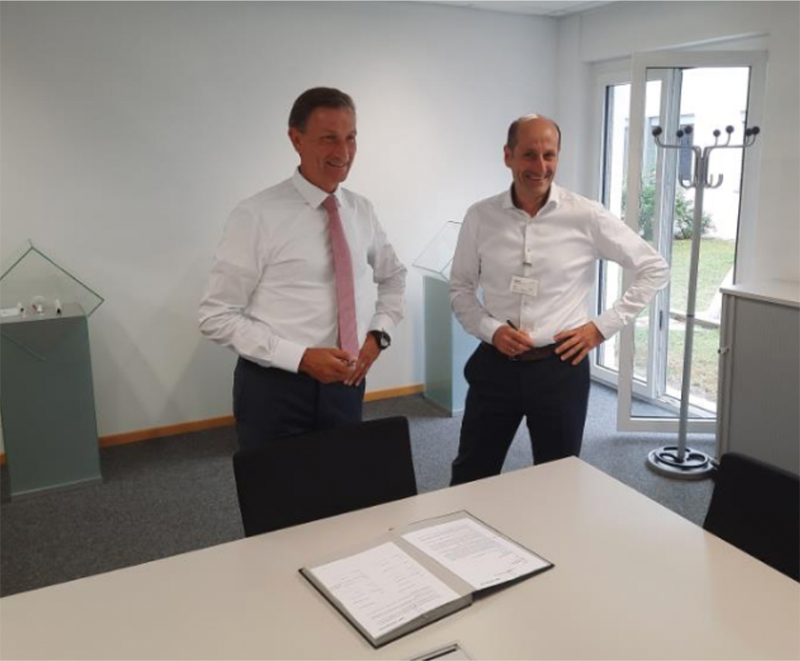 Gerresheimer AG首席执行官Dietmar Siemssen(左)和管理委员会成员Markus Aschenbrenner在合作伙伴协议的签字仪式上。